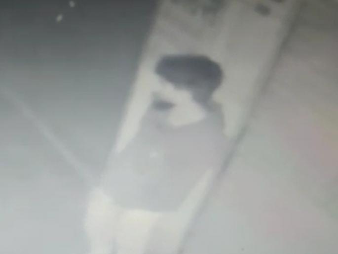 Walked, broke four shops and went by rickshaw; Thief caught on CCTV, incident in Solapur | चालत आला, चार दुकाने फोडून रिक्षाने गेला; चोर सीसीटीव्हीमध्ये कैद, सोलापूरमधील घटना Walked, broke four shops and went by rickshaw; Thief caught on CCTV, incident in Solapur | चालत आला, चार दुकाने फोडून रिक्षाने गेला; चोर सीसीटीव्हीमध्ये कैद, सोलापूरमधील घटना