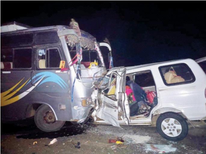 11 people in a four-wheeler died in a horrific accident on the Patrwada-Baitul road. | मध्यरात्री चालकाला डुलकी लागली अन् गेले ११ जीव; सर्व मृतक मध्य प्रदेशचे, अमरावतीत आलेले मजुरीला 11 people in a four-wheeler died in a horrific accident on the Patrwada-Baitul road. | मध्यरात्री चालकाला डुलकी लागली अन् गेले ११ जीव; सर्व मृतक मध्य प्रदेशचे, अमरावतीत आलेले मजुरीला