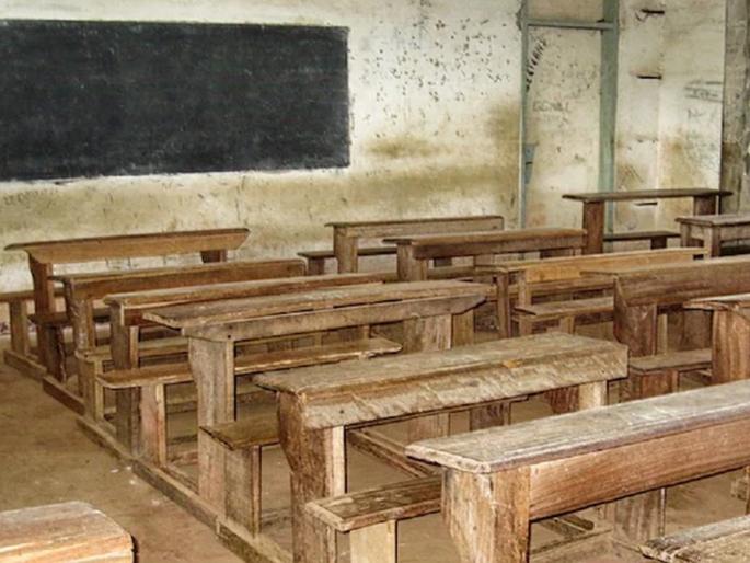 A minor girl studying in 10th standard has been raped by a teacher in Osmanabad. | दहावीत शिकणाऱ्या अल्पवयीन विद्यार्थीनीवर शिक्षकाने केला अत्याचार; पालकांमध्ये भीती A minor girl studying in 10th standard has been raped by a teacher in Osmanabad. | दहावीत शिकणाऱ्या अल्पवयीन विद्यार्थीनीवर शिक्षकाने केला अत्याचार; पालकांमध्ये भीती