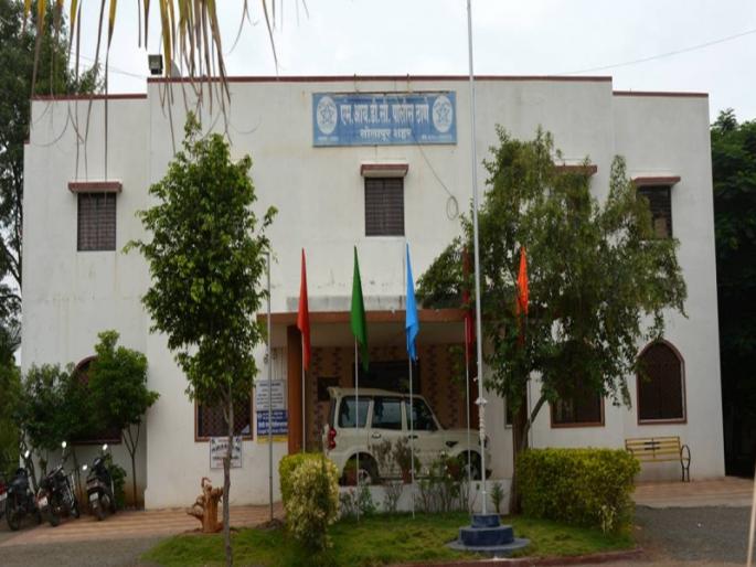 An incident has taken place in Solapur where the brother injured his sister by stabbing her with a knife for cutting fruits and vegetables. | माझे लग्न का करून देत नाही, म्हणत बहिणीवर विळेने वार; सोलापूरमधील धक्कादायक घटना An incident has taken place in Solapur where the brother injured his sister by stabbing her with a knife for cutting fruits and vegetables. | माझे लग्न का करून देत नाही, म्हणत बहिणीवर विळेने वार; सोलापूरमधील धक्कादायक घटना