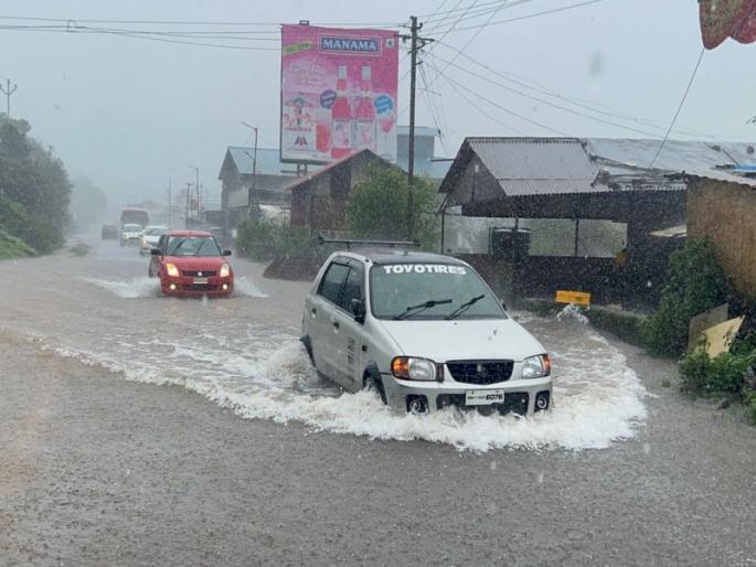 Heavy rains in Mahabaleshwar for three days in a row; Vennalek's water on the road; Traffic slowed, agriculture was flooded | महाबळेश्वरमध्ये सलग तीन दिवस जोरदार पाऊस; वेण्णालेकचे पाणी रस्त्यावर; वाहतूक मंदावली, शेतीही जलमय Heavy rains in Mahabaleshwar for three days in a row; Vennalek's water on the road; Traffic slowed, agriculture was flooded | महाबळेश्वरमध्ये सलग तीन दिवस जोरदार पाऊस; वेण्णालेकचे पाणी रस्त्यावर; वाहतूक मंदावली, शेतीही जलमय