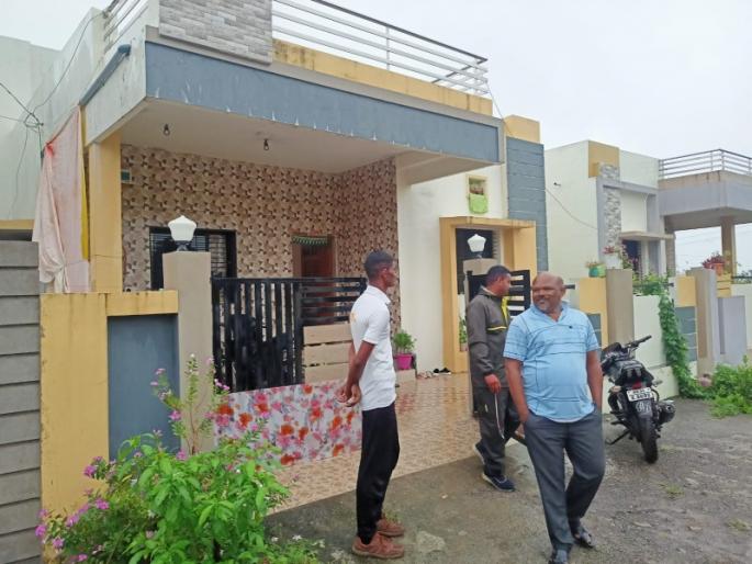 Little girl stabbed to death at police house; 1.42 lakh jewels stolen | लहान मुलीच्या गळ्याला चाकू लावून पोलिसाच्या घरी मारला डल्ला; १.४२ लाखांचे दागिने घेऊन चोरटा पसार Little girl stabbed to death at police house; 1.42 lakh jewels stolen | लहान मुलीच्या गळ्याला चाकू लावून पोलिसाच्या घरी मारला डल्ला; १.४२ लाखांचे दागिने घेऊन चोरटा पसार