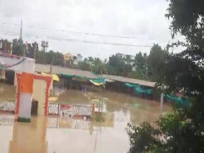 Four feet of Vainganga flood water in Bhandara's BTB Bhajimandi; Farmers in three districts with traders in trouble | भंडाराच्या बीटीबी भाजीमंडीत वैनगंगेच्या पुराचे चार फूट पाणी; व्यापाऱ्यासह तीन जिल्ह्यातील शेतकरी संकटात