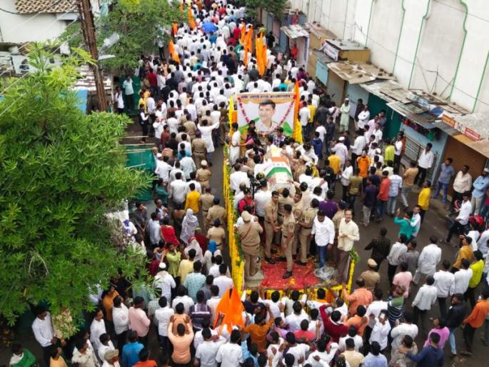 The funeral procession of former MLA Vinayak Mete started from Shiv Sangram Bhavan. | लढवय्या भूमिपुत्रासाठी अश्रूंचा बांध फुटला; बीडमध्ये कडकडीत बंद, अंत्ययात्रेला मोठा जनसमुदाय The funeral procession of former MLA Vinayak Mete started from Shiv Sangram Bhavan. | लढवय्या भूमिपुत्रासाठी अश्रूंचा बांध फुटला; बीडमध्ये कडकडीत बंद, अंत्ययात्रेला मोठा जनसमुदाय