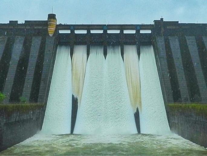 Koyana dam's doors opened for the second time; Mahabaleshwar recorded 122 mm | कोयनेचे दरवाजे यंदा दुसऱ्यांदा उघडले; महाबळेश्वरला १२२ मिलीमीटरची नोंद Koyana dam's doors opened for the second time; Mahabaleshwar recorded 122 mm | कोयनेचे दरवाजे यंदा दुसऱ्यांदा उघडले; महाबळेश्वरला १२२ मिलीमीटरची नोंद