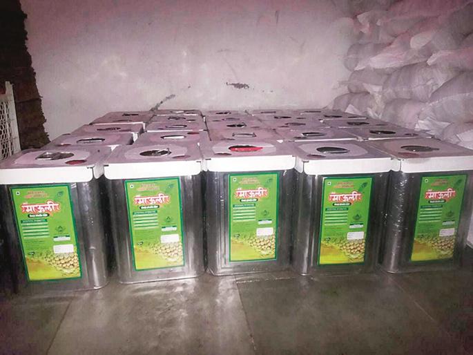 'Industry' of old oil packing in old containers, large stock seized | सुट्या तेलाचे जुन्याच डब्यात पॅकिंगचा जुन्या मोंढ्यात ‘उद्योग’, मोठा साठा जप्त 'Industry' of old oil packing in old containers, large stock seized | सुट्या तेलाचे जुन्याच डब्यात पॅकिंगचा जुन्या मोंढ्यात ‘उद्योग’, मोठा साठा जप्त