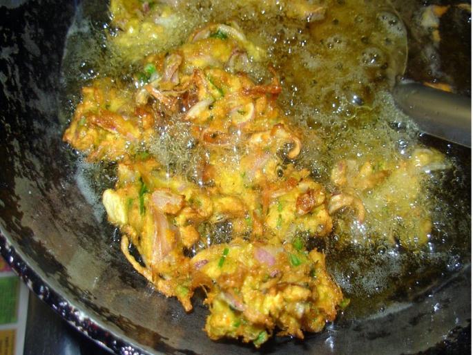 Remember, the bhaje you get on the street is delicious; But recycling oil is dangerous | लक्षात ठेवा, रस्त्यावर मिळणारे भजे चविष्ट; पण तेलाचा पुनर्वापर घातक Remember, the bhaje you get on the street is delicious; But recycling oil is dangerous | लक्षात ठेवा, रस्त्यावर मिळणारे भजे चविष्ट; पण तेलाचा पुनर्वापर घातक