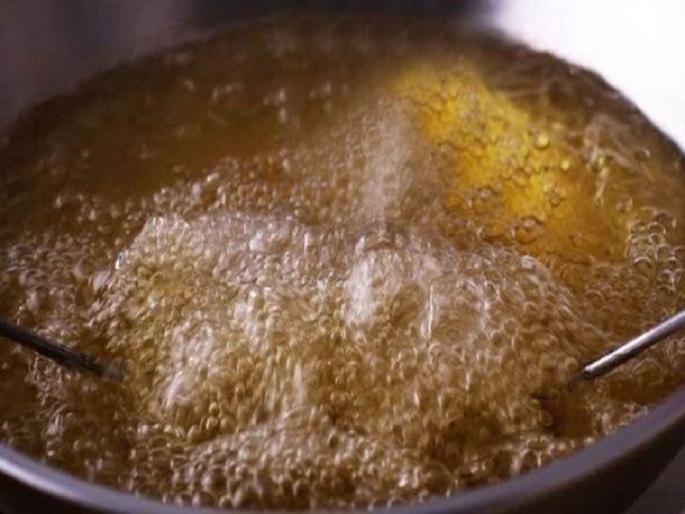 Shocking! The trio's hands were put in boiling oil over suspicion of karani | धक्कादायक ! करणीच्या संशयातून तिघांचे हात घातले उकळत्या तेलात  Shocking! The trio's hands were put in boiling oil over suspicion of karani | धक्कादायक ! करणीच्या संशयातून तिघांचे हात घातले उकळत्या तेलात