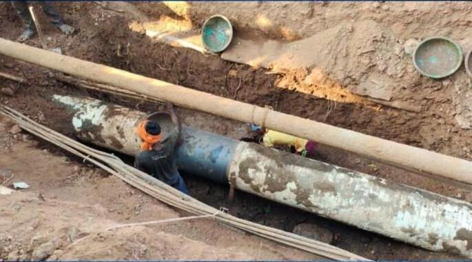 holes caused by channel corrosion oil spilled in 1 km area and repair work underway | वाहिनी गंजल्याने पडली छिद्रे; १ किमी परिसरात पसरले तेल, दुरुस्तीसाठी हालचाली सुरू holes caused by channel corrosion oil spilled in 1 km area and repair work underway | वाहिनी गंजल्याने पडली छिद्रे; १ किमी परिसरात पसरले तेल, दुरुस्तीसाठी हालचाली सुरू