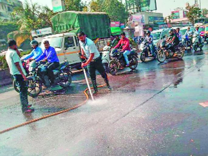 PM buses again by bus; The bike collapses | पीएमपी बसमधून पुन्हा आॅईलगळती; दुचाकी घसरल्या