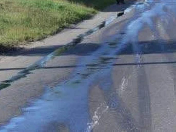 25 bikers injured due to leakage of oil | ऑईल गळतीने घसरून २५ दुचाकीस्वार जखमी 25 bikers injured due to leakage of oil | ऑईल गळतीने घसरून २५ दुचाकीस्वार जखमी