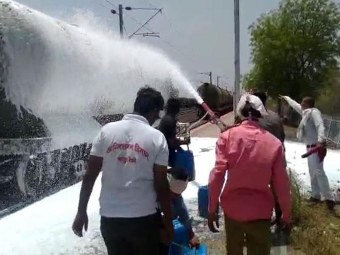 fire in oil tanker train near Badnera, fortunately a major accident was avoided | बडनेराजवळ धावत्या मालगाडीच्या पेट्रोल टँकरला आग, सुदैवाने मोठी दुर्घटना टळली