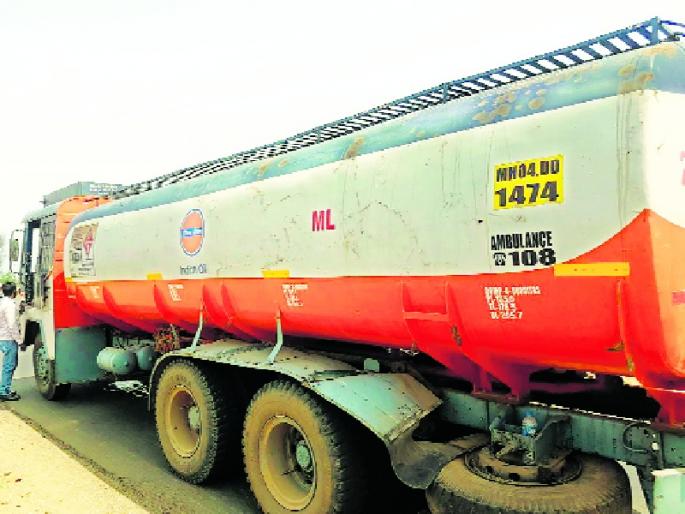 Slurry from the oil tanker for the alcohol | मद्यासाठी आॅईलच्या टँकरमधून मळीची वाहतूक Slurry from the oil tanker for the alcohol | मद्यासाठी आॅईलच्या टँकरमधून मळीची वाहतूक