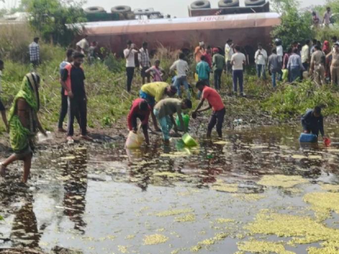 A tanker filled with mustard oil overturned; locals rushed to loot it... | मोहरीच्या तेलाने भरलेला टँकर पलटला; लुटण्यासाठी स्थानिकांची उडाली झुंबड... A tanker filled with mustard oil overturned; locals rushed to loot it... | मोहरीच्या तेलाने भरलेला टँकर पलटला; लुटण्यासाठी स्थानिकांची उडाली झुंबड...