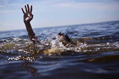 Bathing in the river cost the lives of two brothers; Mother was engrossed in collecting firewood | नदीत अंघाेळ करणे दोन भावांच्या जीवावर बेतले; आई सरपण गोळा करण्यात  होती मग्न Bathing in the river cost the lives of two brothers; Mother was engrossed in collecting firewood | नदीत अंघाेळ करणे दोन भावांच्या जीवावर बेतले; आई सरपण गोळा करण्यात  होती मग्न