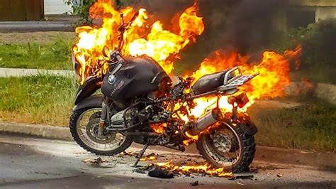 The boy burned the bike as the mother did not give him the keys | आईने चाबी न दिल्याने मुलाने जाळली बाईक The boy burned the bike as the mother did not give him the keys | आईने चाबी न दिल्याने मुलाने जाळली बाईक