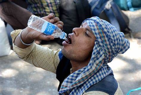 Even in April, the temperature did not ease; Mercury more than normal | एप्रिलमध्येही तापमानाचा दिलासा नाहीच; पारा सामान्यापेक्षा अधिकच Even in April, the temperature did not ease; Mercury more than normal | एप्रिलमध्येही तापमानाचा दिलासा नाहीच; पारा सामान्यापेक्षा अधिकच