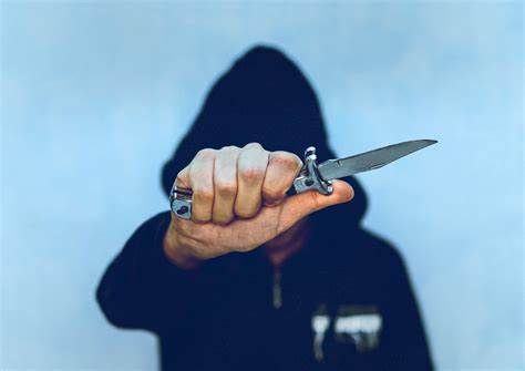 Broke into the house in broad daylight; A knife to the woman's neck | नागपुरात दिवसाढवळ्या घरात घुसून लुटले; महिलेच्या गळ्याला लावला चाकू