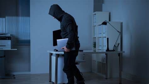 Highly educated youth arrested red-handed while stealing | उच्चशिक्षित तरुणाला चोरी करताना रंगेहाथ अटक Highly educated youth arrested red-handed while stealing | उच्चशिक्षित तरुणाला चोरी करताना रंगेहाथ अटक