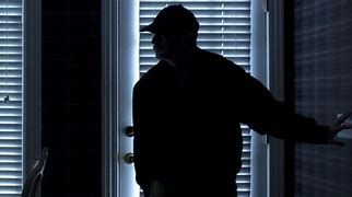 While all the members were in the house, 21 lakh cash was snatched along with the safe | घरात सगळे सदस्य असताना चक्क तिजोरीसह पळविली २१ लाखांची रोकड While all the members were in the house, 21 lakh cash was snatched along with the safe | घरात सगळे सदस्य असताना चक्क तिजोरीसह पळविली २१ लाखांची रोकड