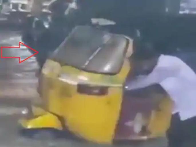 Telangana hyderabad floods man showed the road to the driver from the flood | त्रिवार सलाम! अंधारात जलमय झालेल्या रस्त्यावर 'त्या'नं गाड्यांना दाखवली वाट, पाहा VIDEO