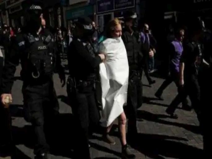 Prince philip funeral topless woman shouting save planet arrested at windsor castle | Topless woman Video : जोरजोरात ओरडत महिलेनं रस्त्यावरच उतरवले कपडे; शोकसभेत घातला गोंधळ, समोर आला व्हिडीओ