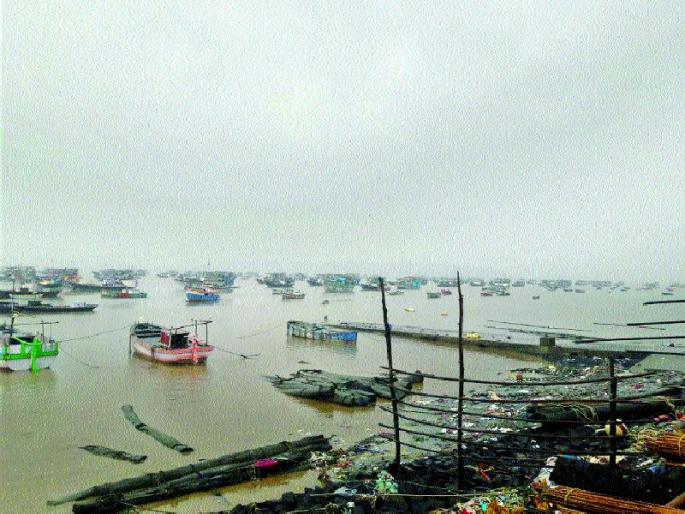 The trawlers came to their state in Goa - Morgaon Harbor | गोवा - मुरगाव बंदरात आश्रयास आलेले ट्रॉलर्स त्यांच्या राज्यात परतू लागले The trawlers came to their state in Goa - Morgaon Harbor | गोवा - मुरगाव बंदरात आश्रयास आलेले ट्रॉलर्स त्यांच्या राज्यात परतू लागले