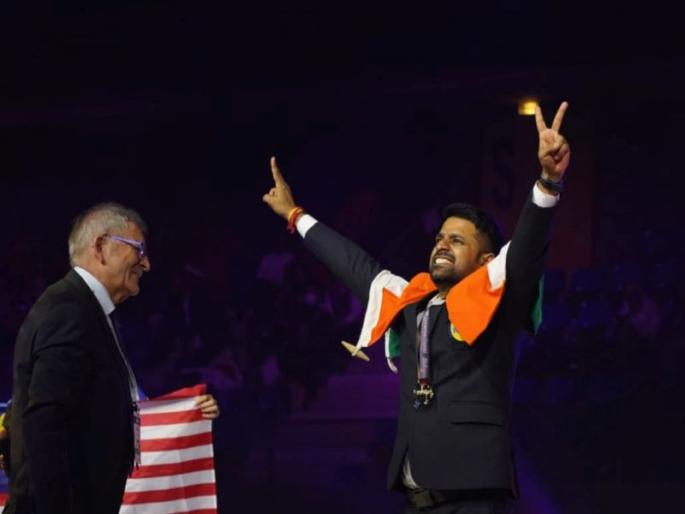 History in France by Chetan, a disabled painter; Gold medal for India in Abylympics | दिव्यांग चित्रकार चेतनने रचला फ्रान्समध्ये इतिहास; एबीलिंपिक्स स्पर्धेत भारताला सुवर्ण पदक History in France by Chetan, a disabled painter; Gold medal for India in Abylympics | दिव्यांग चित्रकार चेतनने रचला फ्रान्समध्ये इतिहास; एबीलिंपिक्स स्पर्धेत भारताला सुवर्ण पदक