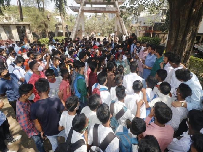 Demand for online examination of 10th-12th class students | ..मग ऑफलाईन परीक्षेचा अट्टहास का?, दहावी-बारावीच्या विद्यार्थ्यांचा सवाल Demand for online examination of 10th-12th class students | ..मग ऑफलाईन परीक्षेचा अट्टहास का?, दहावी-बारावीच्या विद्यार्थ्यांचा सवाल