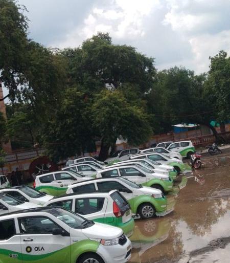 The strike of the electric driver of Ola was worsen | ओला इलेक्ट्रीक कारचालकांचा संप चिघळला The strike of the electric driver of Ola was worsen | ओला इलेक्ट्रीक कारचालकांचा संप चिघळला