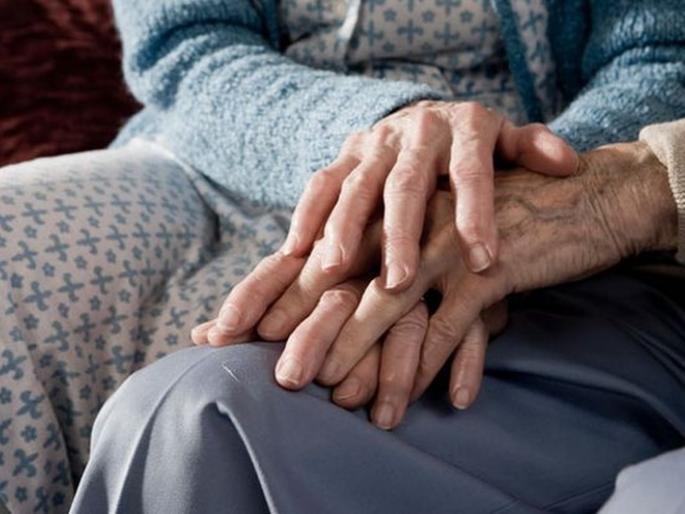 Advice from the Center to provide special care to 5 crore senior citizens in the country | देशातील १८ कोटी ज्येष्ठ नागरिकांची विशेष काळजी घेण्याचा केंद्राचा सल्ला Advice from the Center to provide special care to 5 crore senior citizens in the country | देशातील १८ कोटी ज्येष्ठ नागरिकांची विशेष काळजी घेण्याचा केंद्राचा सल्ला