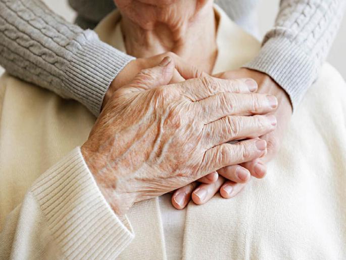 in mumbai the union ministry of social justice has launched a national helpline number to solve problem and meets the needs of elderly | मुलगा, सून सांभाळत नाही; 'या' हेल्पलाइनवर साधा संपर्क; ५ महिन्यांत ६० जणांना मिळाली मदत in mumbai the union ministry of social justice has launched a national helpline number to solve problem and meets the needs of elderly | मुलगा, सून सांभाळत नाही; 'या' हेल्पलाइनवर साधा संपर्क; ५ महिन्यांत ६० जणांना मिळाली मदत
