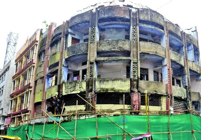 170 dangerous buildings in Nagpur | नागपुरात १७० धोकादायक इमारती 170 dangerous buildings in Nagpur | नागपुरात १७० धोकादायक इमारती