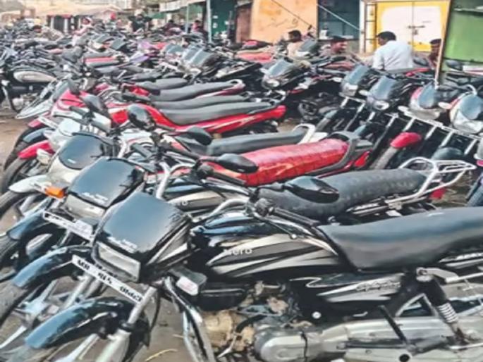 A showroom in Kolhapur misused documents of old customers to sell bikes abroad | जुन्या कागदपत्रांद्वारे दुचाकींची पुन्हा परदेशात विक्री!, कोल्हापुरातील एका शोरूमचा प्रताप   A showroom in Kolhapur misused documents of old customers to sell bikes abroad | जुन्या कागदपत्रांद्वारे दुचाकींची पुन्हा परदेशात विक्री!, कोल्हापुरातील एका शोरूमचा प्रताप