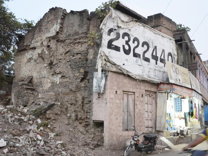 Discussion; Consumers in the danger of the life of the new generation of Solapur | वाद जागामालक अन् भाडेकरूंचा; सोलापुरच्या नवीपेठेतील जीव धोक्यात ग्राहकांचा