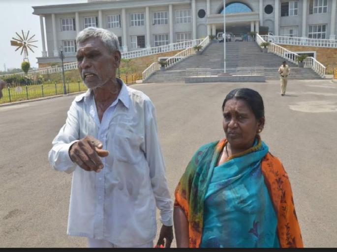 couple Attempts to Suicide's in Collector office | दाम्पत्याचा जिल्हाधिकारी कार्यालयासमोर आत्मदहनाचा प्रयत्न couple Attempts to Suicide's in Collector office | दाम्पत्याचा जिल्हाधिकारी कार्यालयासमोर आत्मदहनाचा प्रयत्न