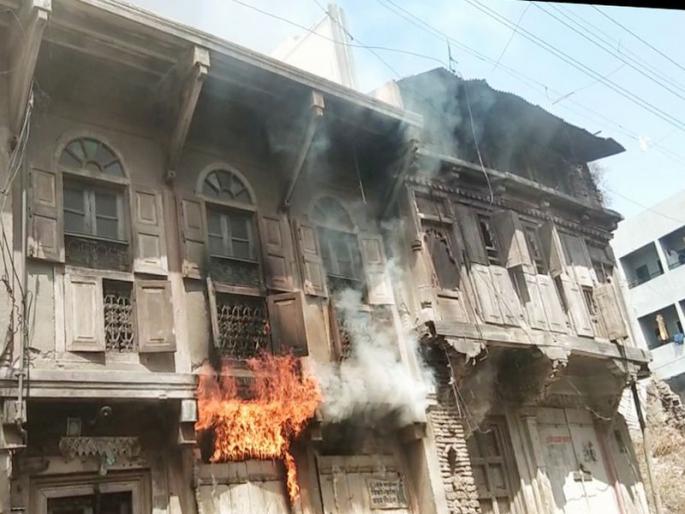 old Tambat lane : A fire broke out in a wooden castle | तांबट गल्ली : लाकडी वाड्यामध्ये उडाला आगीचा भडका old Tambat lane : A fire broke out in a wooden castle | तांबट गल्ली : लाकडी वाड्यामध्ये उडाला आगीचा भडका