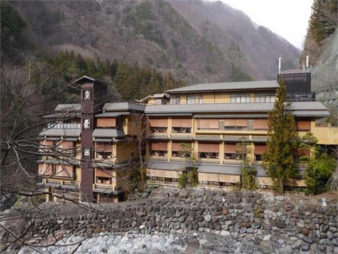 Interesting facts about World oldest hotel Nishiyama onsen keiunkan in Japan | जगातलं सर्वात जुनं हॉटेल, तब्बल ५२ पिढ्यांनी सांभाळून ठेवलं; खासियत वाचून व्हाल अवाक्... Interesting facts about World oldest hotel Nishiyama onsen keiunkan in Japan | जगातलं सर्वात जुनं हॉटेल, तब्बल ५२ पिढ्यांनी सांभाळून ठेवलं; खासियत वाचून व्हाल अवाक्...