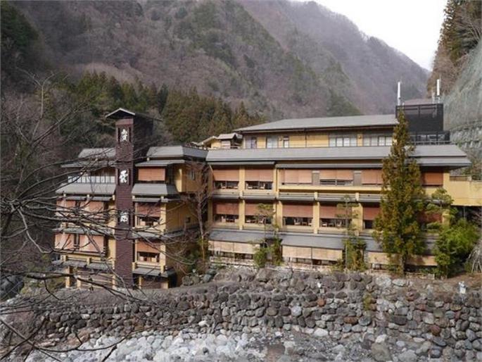 World oldest hotel Nishiyama Onsen Keiunkan in Japan | 'हे' आहे जगातलं सर्वात जुनं हॉटेल, तब्बल ५२ पिढ्यांनी पाहिलं कामकाज! World oldest hotel Nishiyama Onsen Keiunkan in Japan | 'हे' आहे जगातलं सर्वात जुनं हॉटेल, तब्बल ५२ पिढ्यांनी पाहिलं कामकाज!