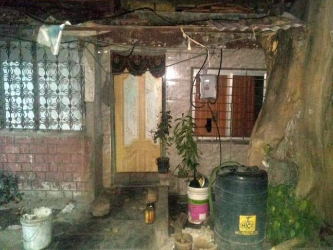 Death of youth in Nashik with the help of electricity torrent | वीजप्रवाहच्या धक्क्याने वृध्देसह युवकाचा नाशिकमध्ये मृत्यू Death of youth in Nashik with the help of electricity torrent | वीजप्रवाहच्या धक्क्याने वृध्देसह युवकाचा नाशिकमध्ये मृत्यू