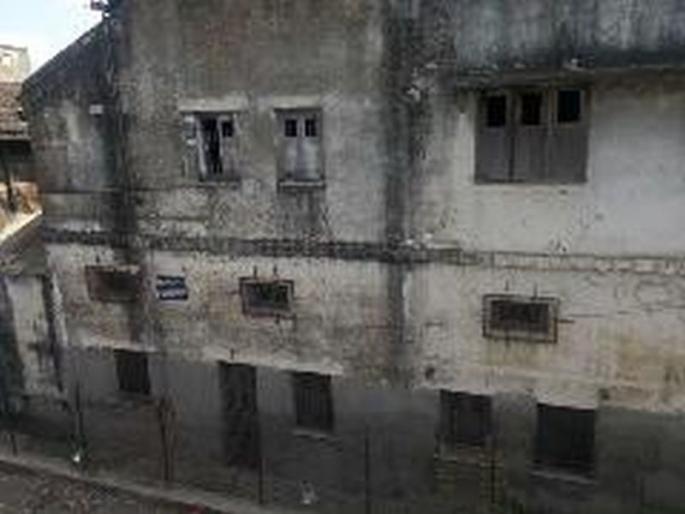 Notice to be slapped to old building owner in khamgaon | शिकस्त इमारत मालकांना बजावणार नोटीस Notice to be slapped to old building owner in khamgaon | शिकस्त इमारत मालकांना बजावणार नोटीस