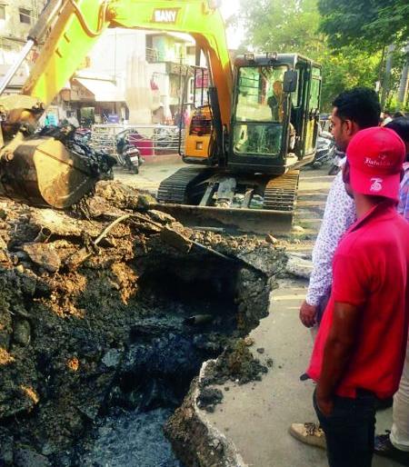 An ancient drain was discovered while searching for water leakage in Nagpur | नागपुरात  पाण्याची गळती शोधताना सापडला पुरातन नाला 