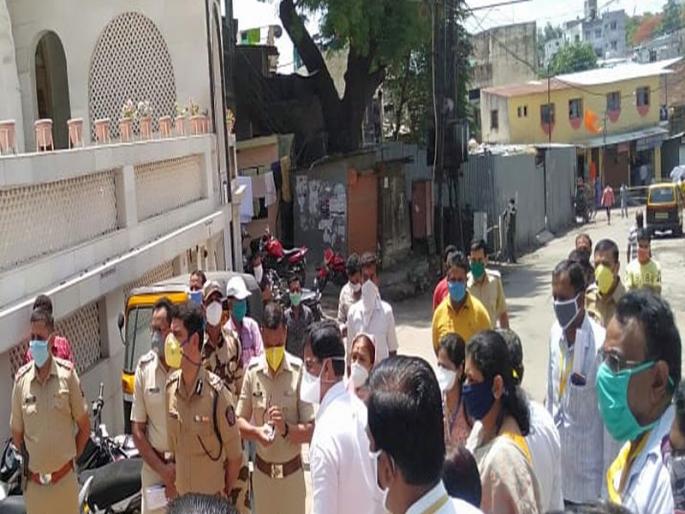 Administration with old Nashik residents: Gamay, Nangre Patal's inspection tour | प्रशासन जुने नाशिककरांसोबत : गमे, नांगरे पाटलांचा पाहणी दौरा