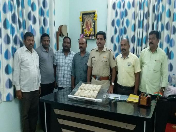 The custody of the Hamal for bringing 500 rupees old notes of 4 lakh 92 lakhs | चलनातून बाद झालेल्या ४ लाख ९२ हजाराच्या नोटासह हमाल पोलिसांच्या ताब्यात The custody of the Hamal for bringing 500 rupees old notes of 4 lakh 92 lakhs | चलनातून बाद झालेल्या ४ लाख ९२ हजाराच्या नोटासह हमाल पोलिसांच्या ताब्यात