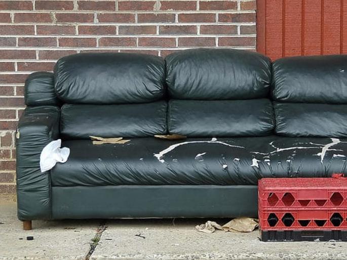 Man found 43 thousand dollars in old sofa | भंगारवाल्याकडून खरेदी केलेल्या सोफ्यात सापडले लाखो रूपये, पण.... Man found 43 thousand dollars in old sofa | भंगारवाल्याकडून खरेदी केलेल्या सोफ्यात सापडले लाखो रूपये, पण....