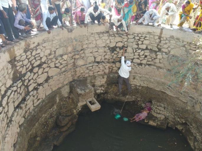Old women drowning in water | टंचाईच्या जीवघेण्या झळा, शेंगोळा येथे पाणी भरण्यासाठी गेलेल्या वृद्धेचा विहिरीत पडून मृत्यू
