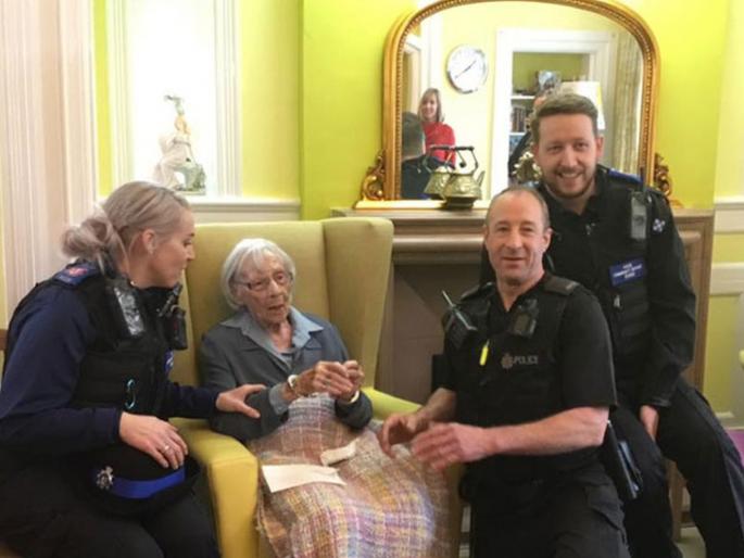 104 year old woman wants to be arrested once in life and see jail news goes viral | १०४ वर्षीय आजीचं तुरूंगात जाण्याचं होतं स्वप्न, पोलिसांनी काय केलं असावं? 104 year old woman wants to be arrested once in life and see jail news goes viral | १०४ वर्षीय आजीचं तुरूंगात जाण्याचं होतं स्वप्न, पोलिसांनी काय केलं असावं?