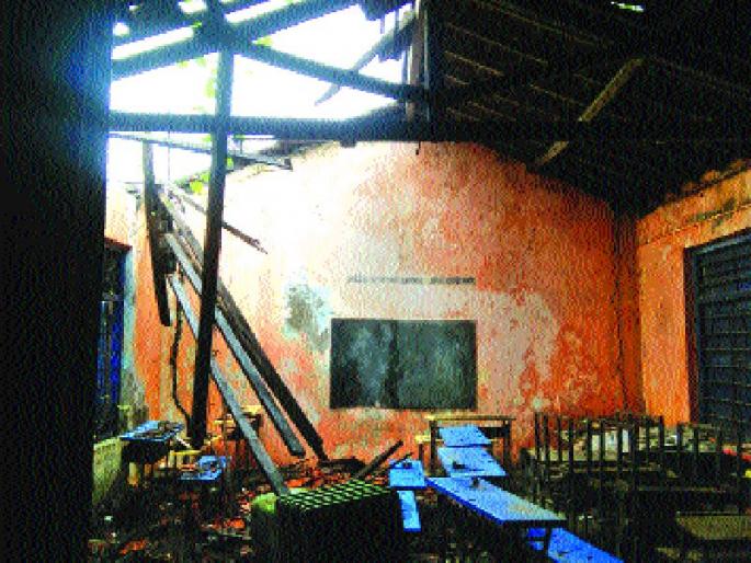 The roof of the Kegaon school fell in Uran | उरणमध्ये केगाव शाळेचे छप्पर पडले The roof of the Kegaon school fell in Uran | उरणमध्ये केगाव शाळेचे छप्पर पडले