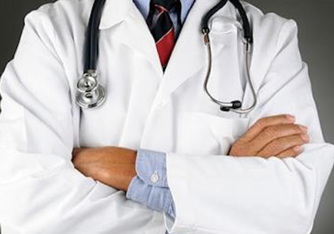 Elderly doctor beaten in Nagpur: Two arrested, accomplice absconding | नागपुरात वृद्ध डॉक्टरला मारहाण : दोघांना अटक, साथीदार फरार