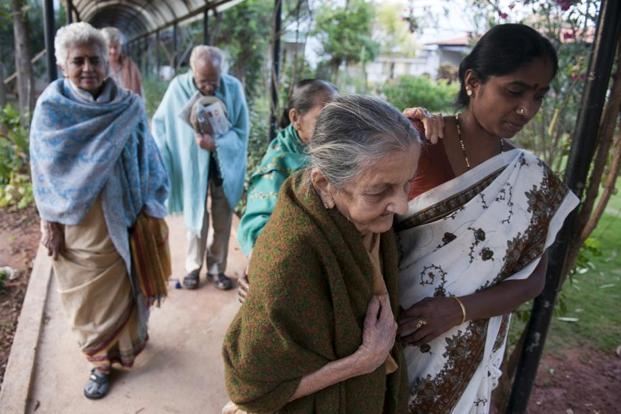 29% of the households feel the burden of senior citizens | २९ टक्के कुटुंबीयांना ज्येष्ठ नागरिक वाटतात ओझे 29% of the households feel the burden of senior citizens | २९ टक्के कुटुंबीयांना ज्येष्ठ नागरिक वाटतात ओझे